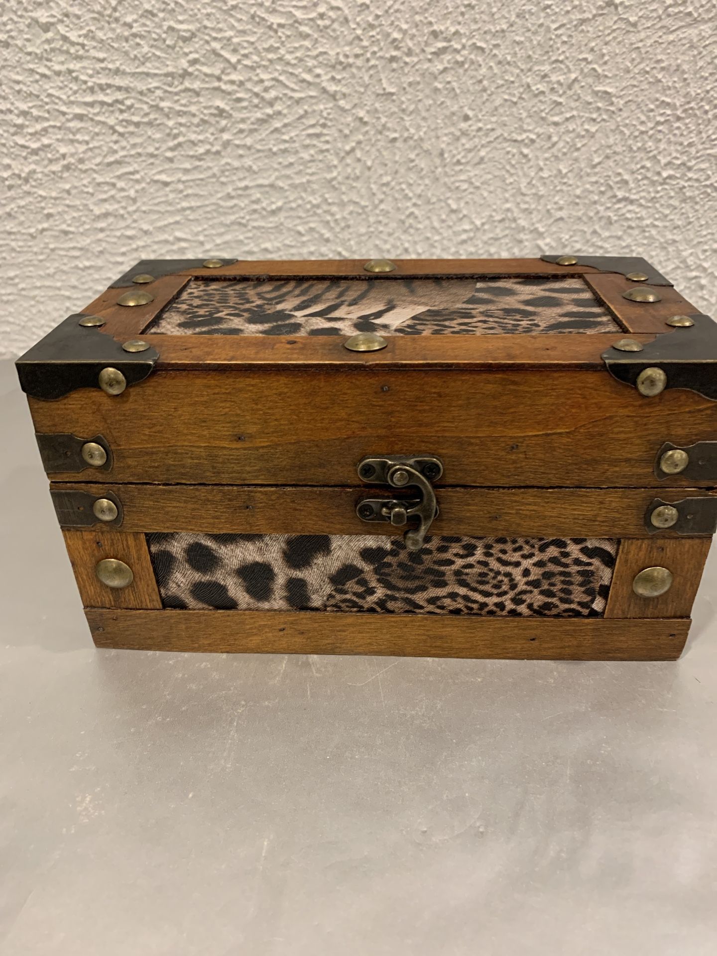 Beautiful vintage wooded box with leopard decorated, length 8.50” , h 4.50” and width 4.50” If you see it here , it is available Local pick up If