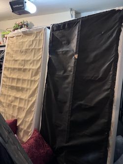 💥FREE💥 2 twin box springs for a King mattress