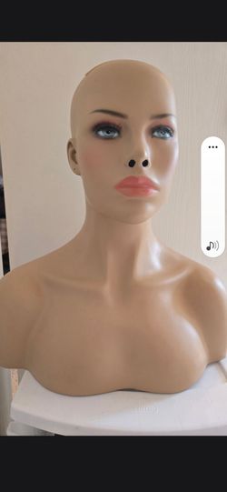 Female mannequin head with shoulders