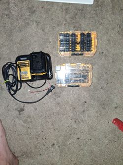Dealt bites batt charger