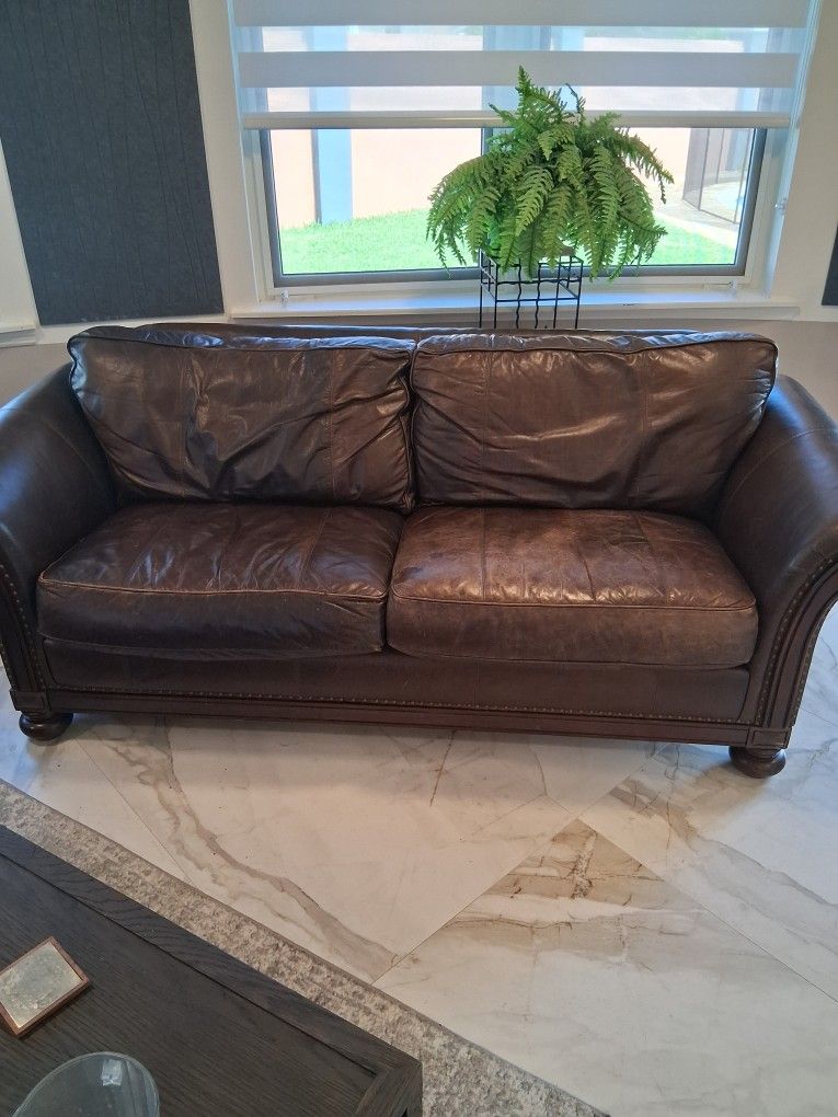 BERNHARDT Leather Couch In Excellent Condition