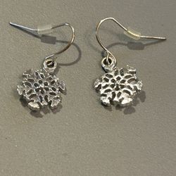 Silvertone Snowflake Pendant Earrings   EUC $7