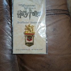 The Wizarding World Of Harry Potter Bookmark Universal Orlando Gryffindor Crest 