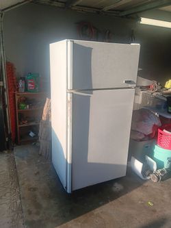 Refrigerator works good  needs tlc