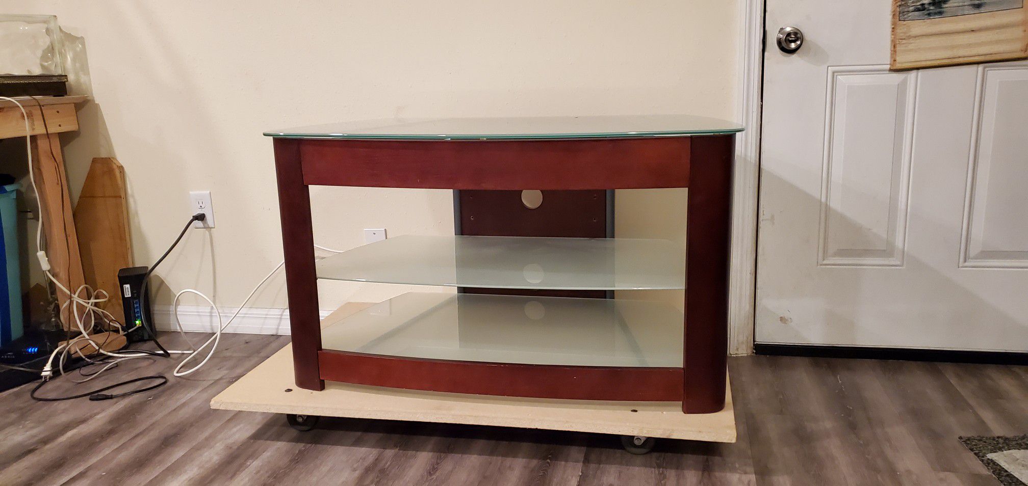 Tv stand (Pending Pickup)