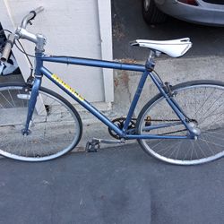 SCHWINN  GAMBIT ROAD BIKE 