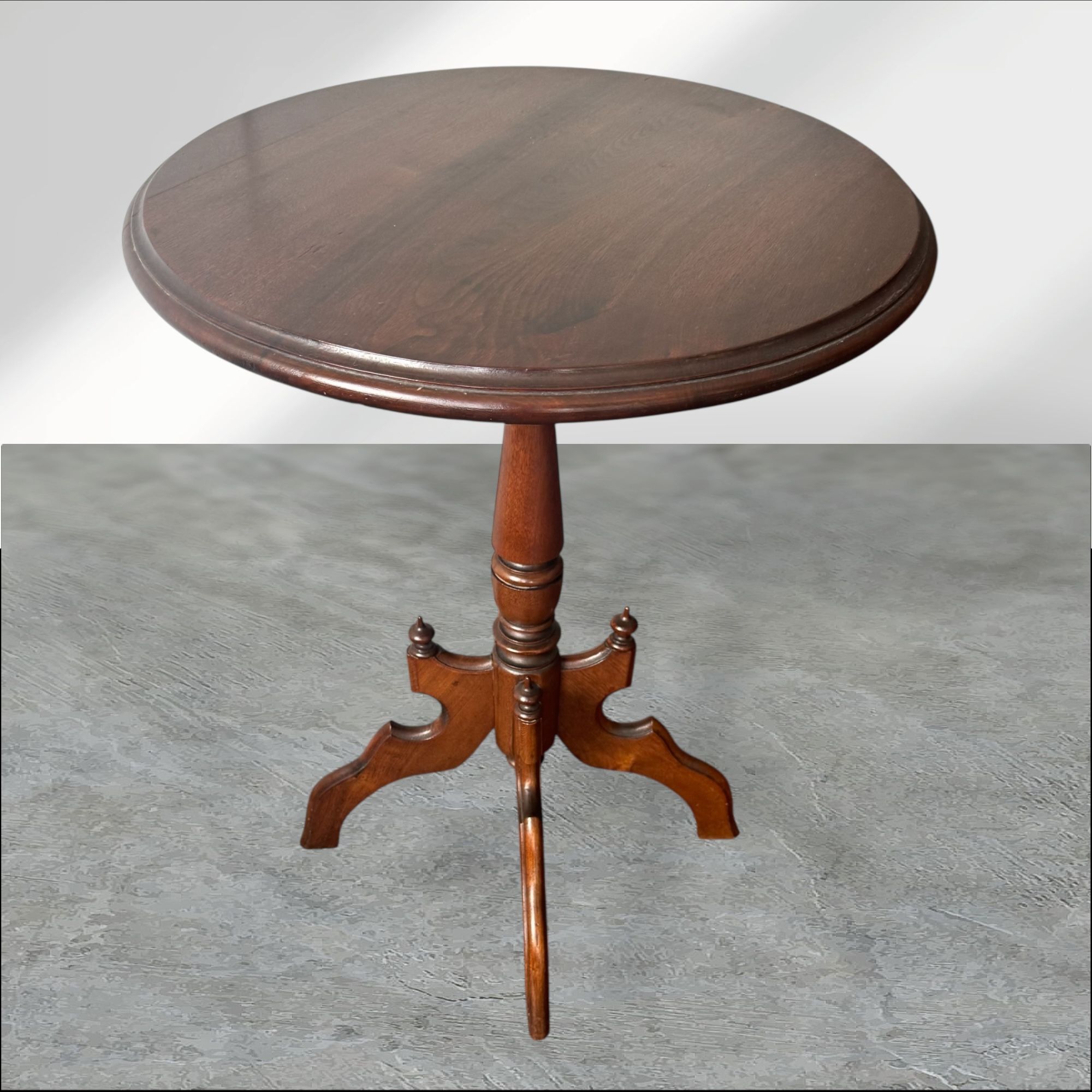Round Victorian Side Table - 20x26