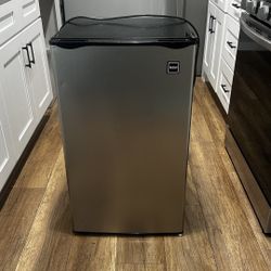 Mini refrigerator 