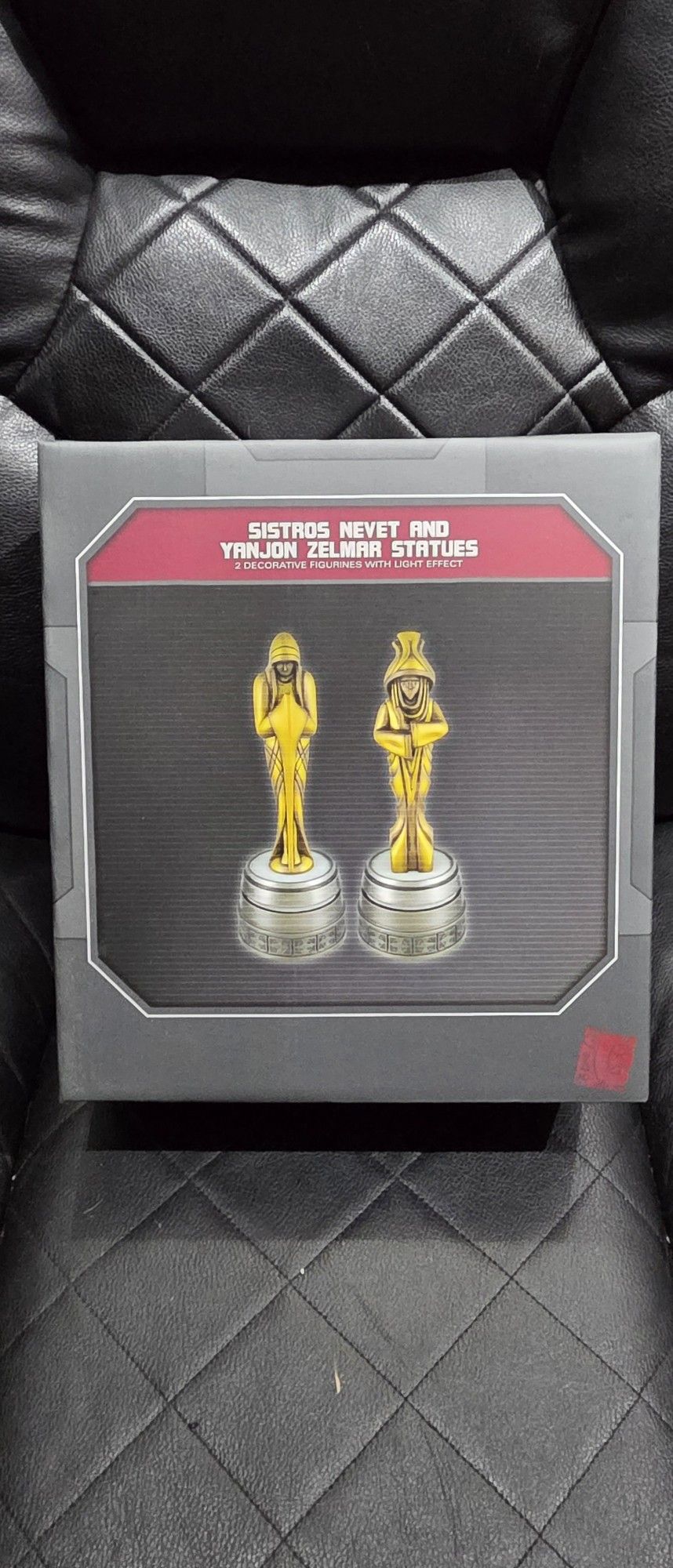 Disneyland Galaxys Edge Sistros Nevet & YANJON ZELMAR Statues