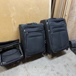 Set Of Three Suit Cases 20$ 