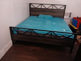 Beautiful Queen Bed Good Condition $300 Cash Only/Frime & Mattress Including