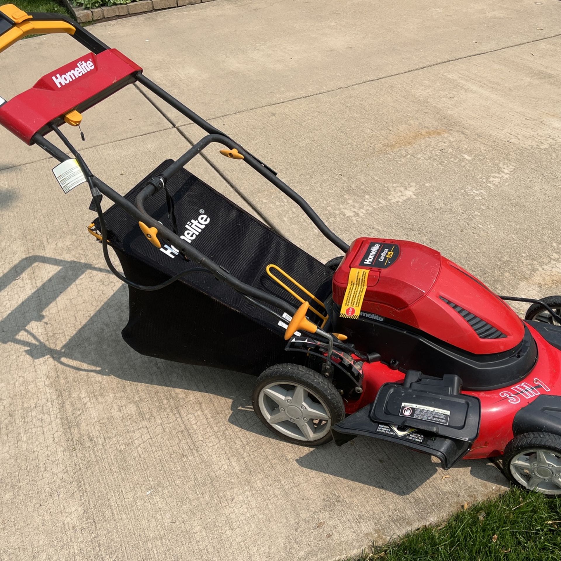 Homelite Lawn Mower 3 In 1 Cordless 24v 20” for Sale in Schaumburg, IL