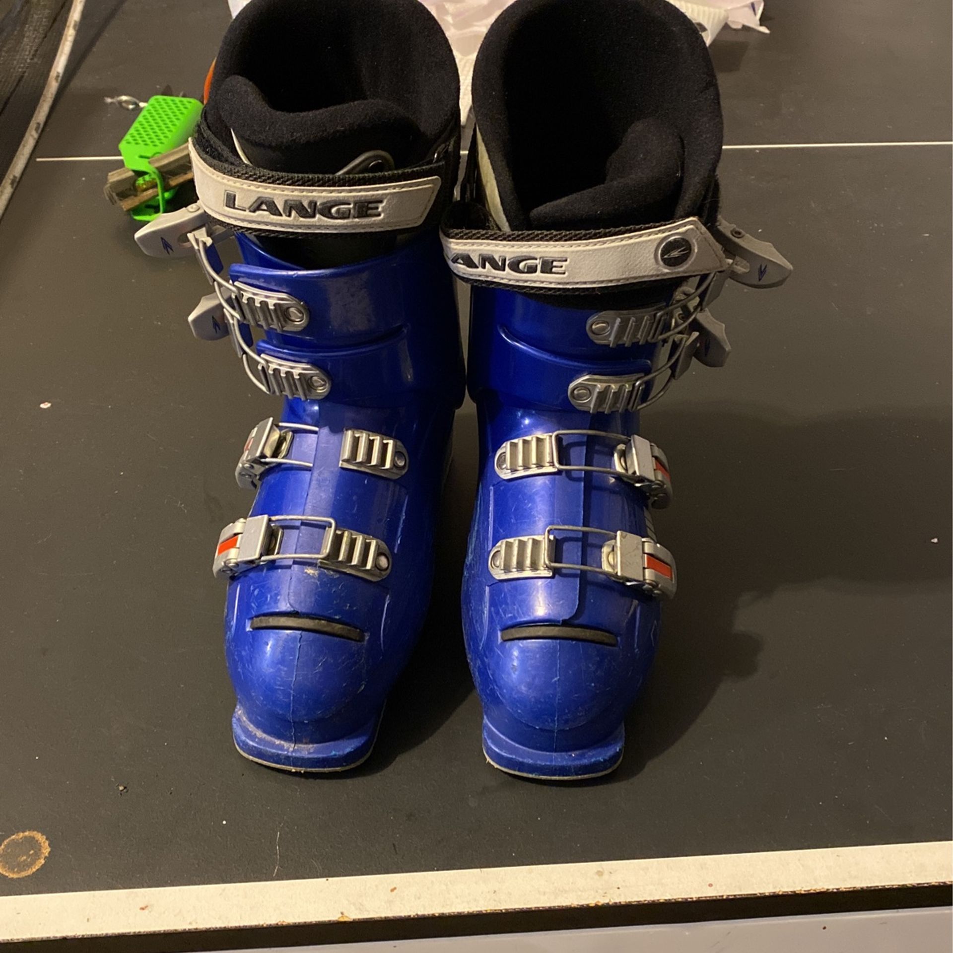 Kids ski boots