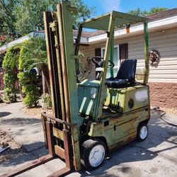 Clark forklift NEEDS TLC