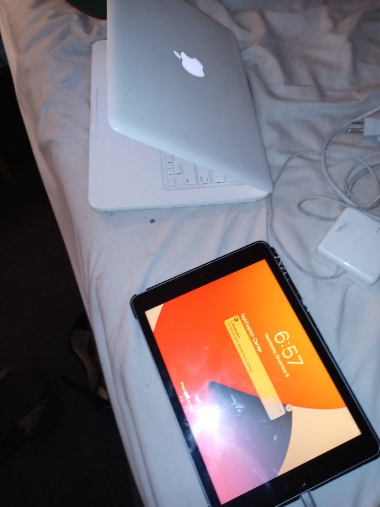 Macbook and ipad $300