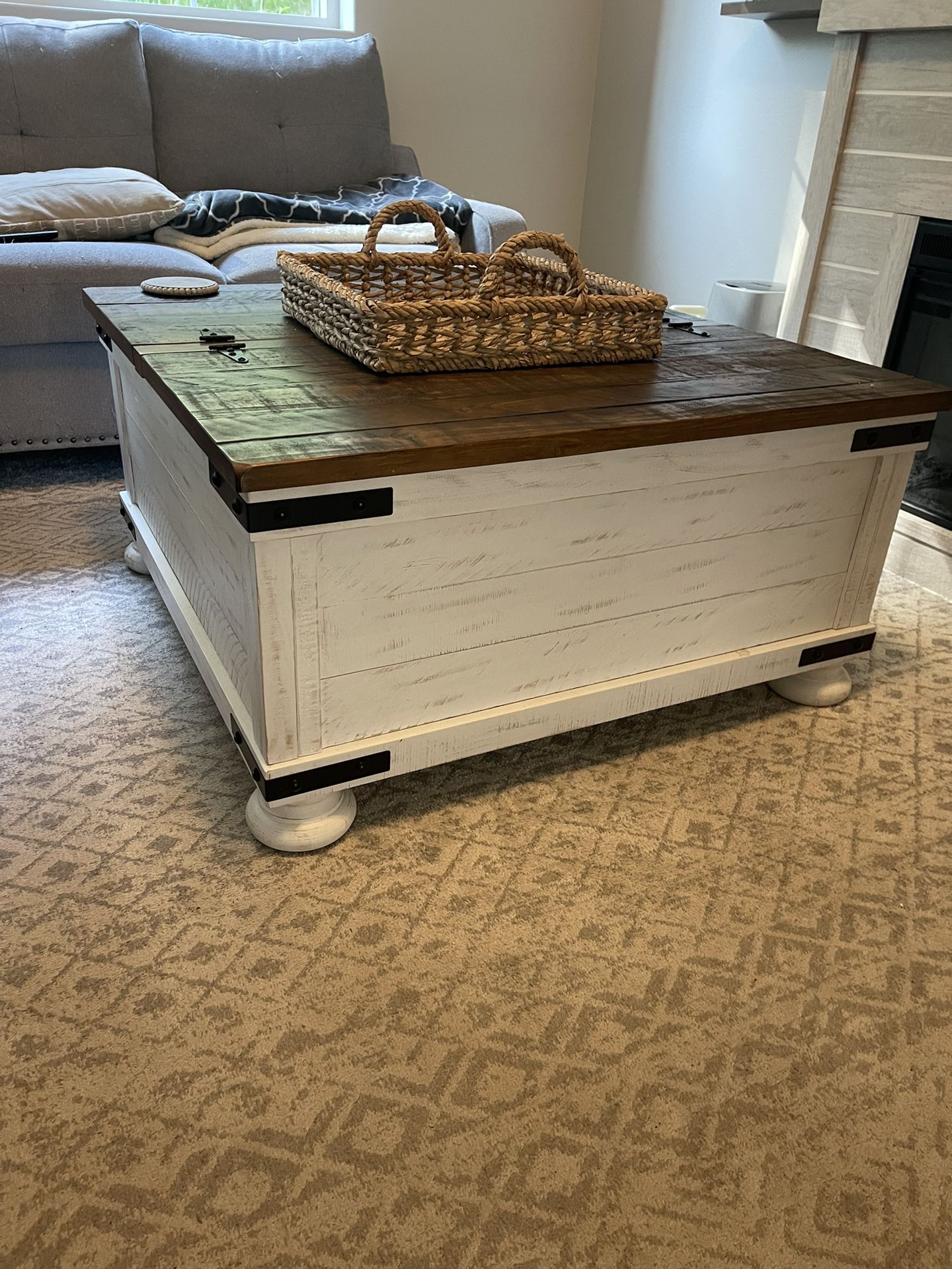 Like New Farmhouse Coffee Table. 