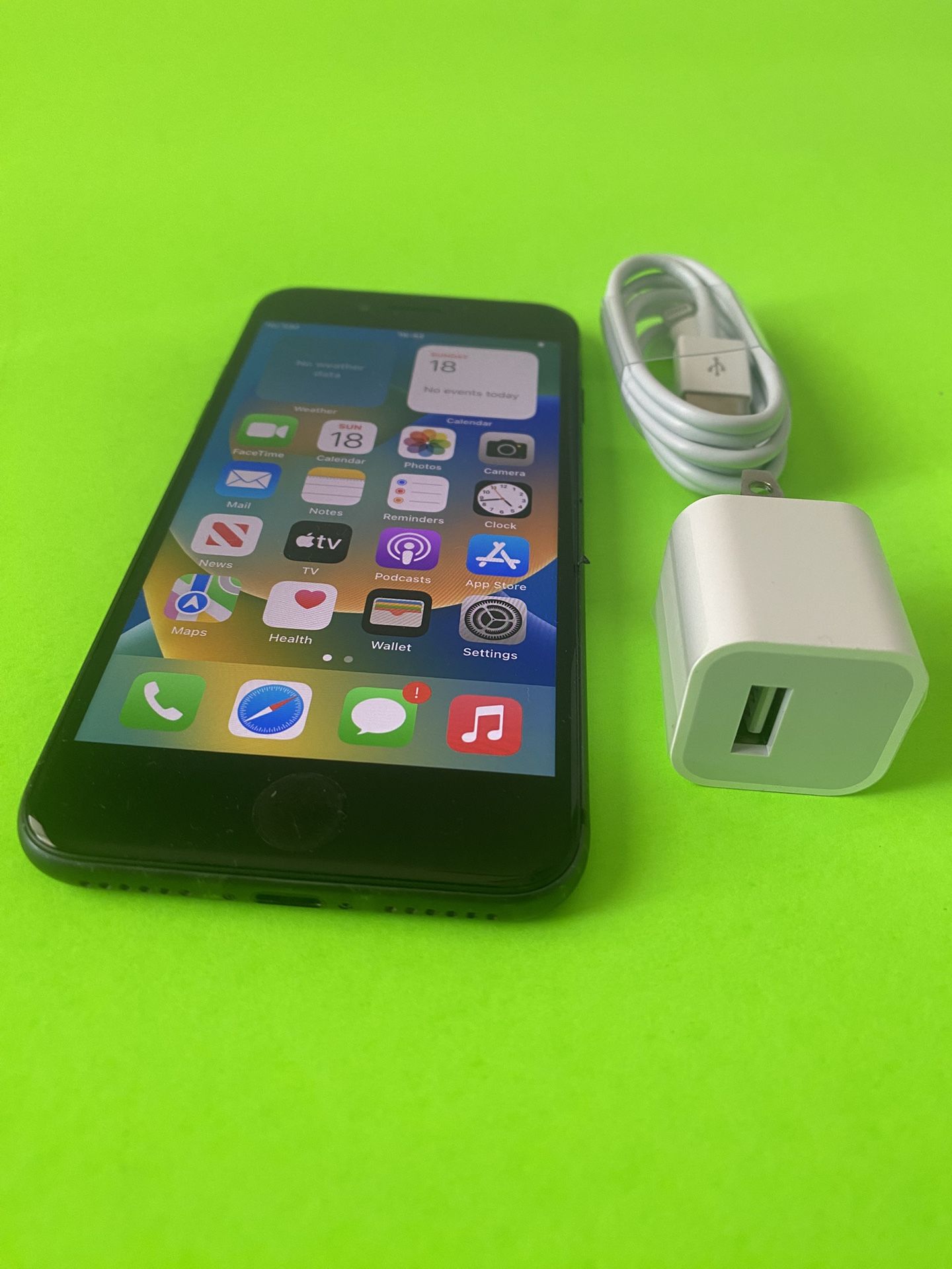Apple iPhone 8 64 GB FACTORY UNLOCKED!