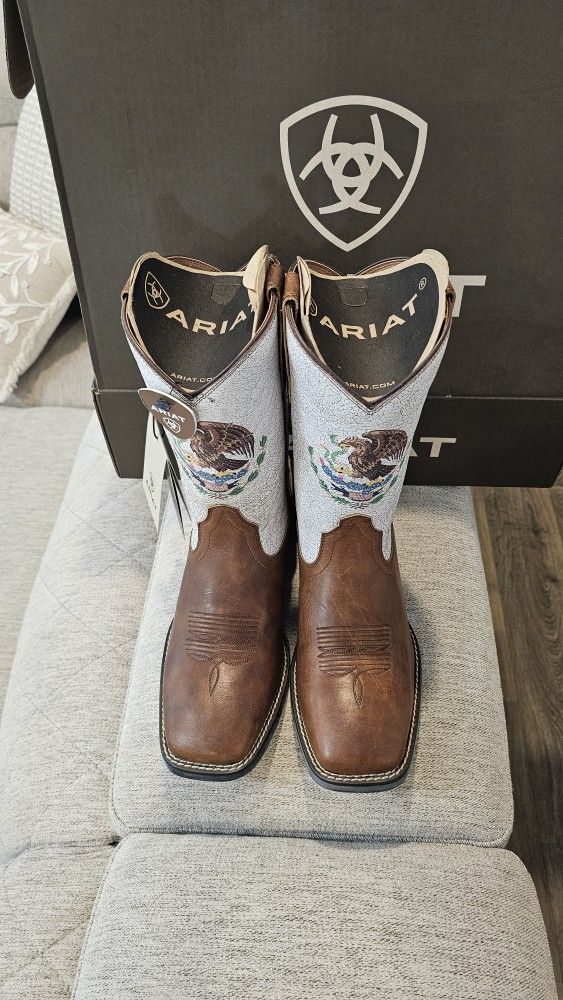 New ARIAT Boots Size 8.5D