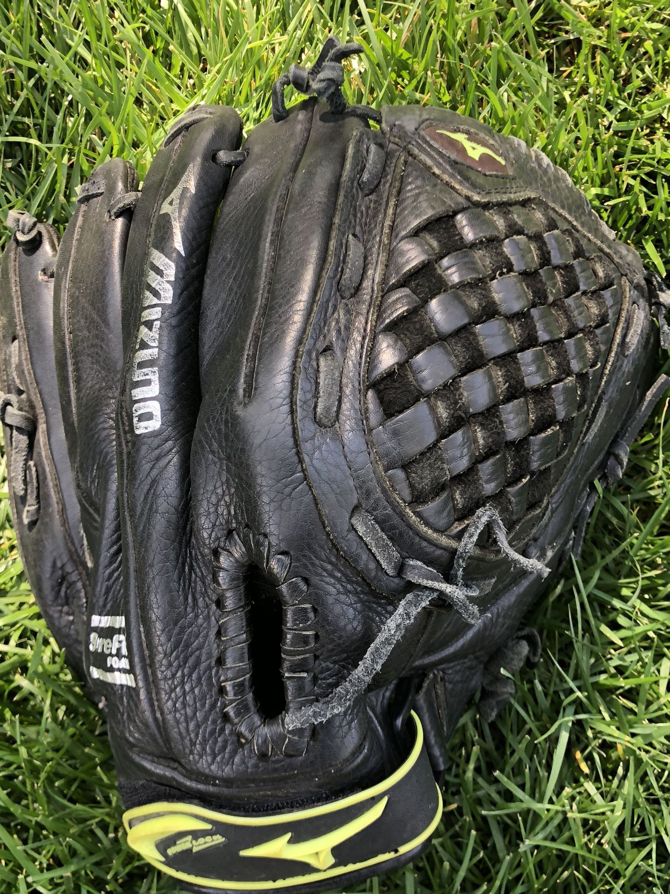 Mizuno Fastpitch Softball Glove 12”