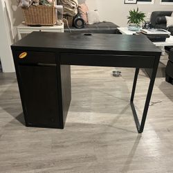 Black Desk