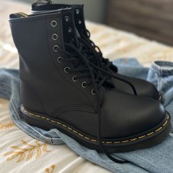 New 1460 Women’s Smooth Leather Doc Martens 