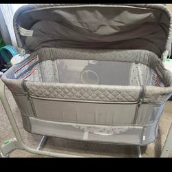 Gently used Baby bassinet like new.