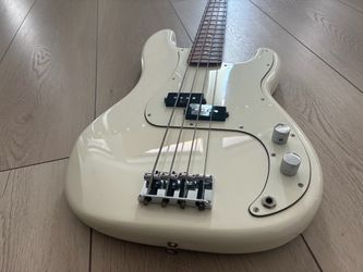 2018 Fender Player Series Precision Bass White.