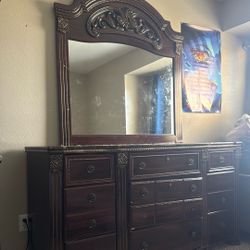 Dresser With Mirror 