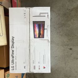 LG UltraFine Display  31.5”
