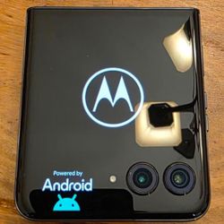 Moto Razr Plus. 