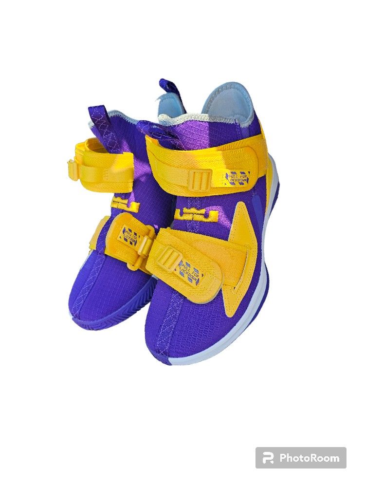 LJ NIKE BASKETBALL SHOES LIKE NEW CONDITION (SZ