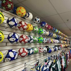 Gran. Variedad de balones del fútbol soccer