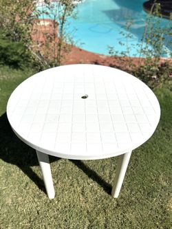 White Plastic  4 Chairs And. Table   Very Beautiful  Good Condition 