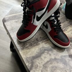 Jordan 1 Mid Chicago Toe 