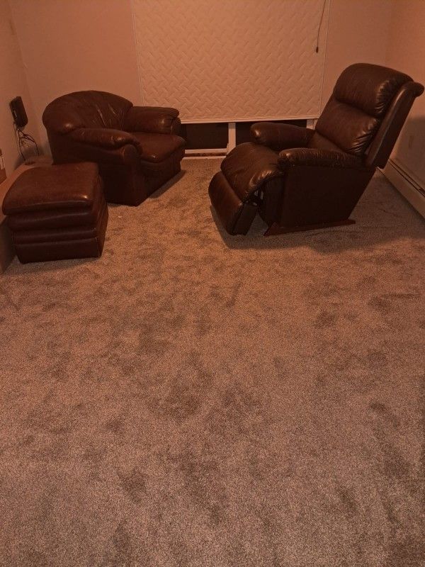 Very Confortable 2 Chair and Ottoman Set Used $100