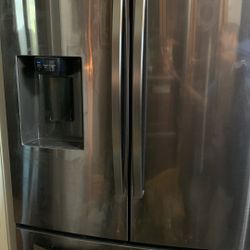 SAMSUNG REFRIGERATOR FRENCH DOORS FREEZERS AT BOTTOM DRAWERS COLOR BLACK STAINLESS STEEL ICE MAKER DOES NOT WORK ICE MAKER DOES NOT WORK!