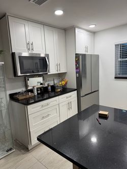 Complete kitchen with 3 appliances. Without refrigerator.
