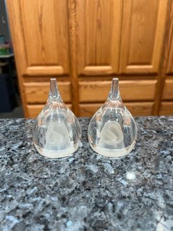 Vintage Mid-Century Lucite Teardrop Pair of Salt  and Pepper Shakers.  Suze appropriately 3 inches tall.  By Luigi Massoni for Guzzini.  Preowned neve
