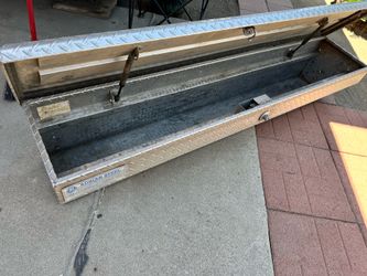 Truck tool box