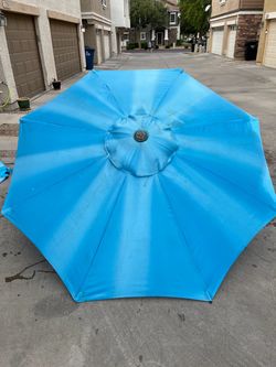 Outdoor patio umbrella