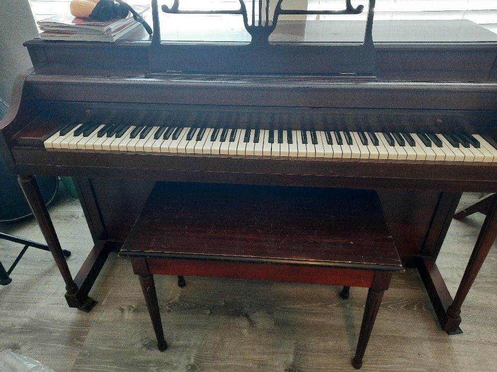 Piano Upright Lester Brand