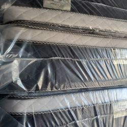 ✔Mattress💤💯
🟢 Queen sizes $170
🟢Full sizes $150
🟢Twin sizes $120
🟢c-king $330
🟢E-K $ 340
🚛Delivery $20