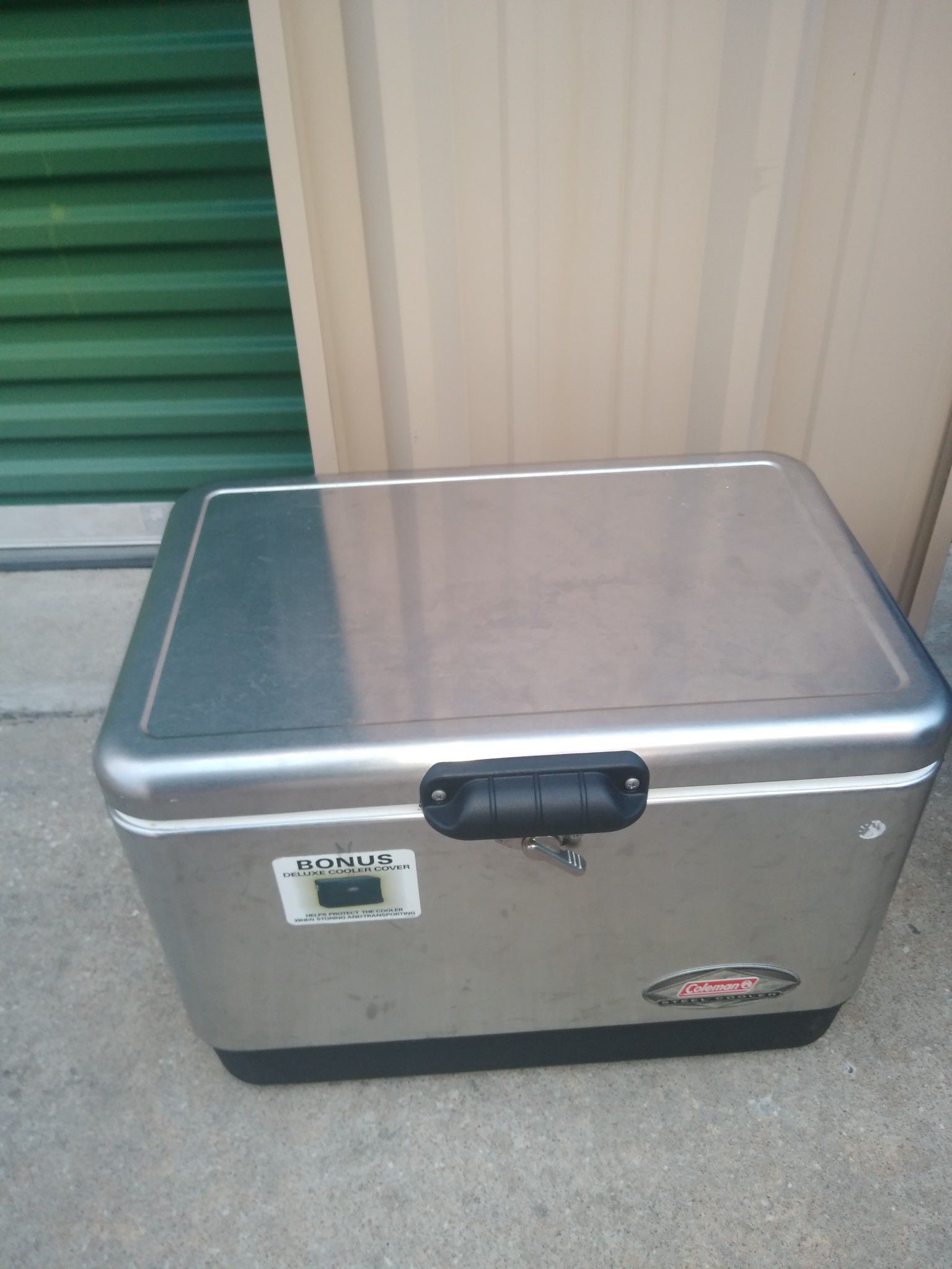 Steel cooler with cover