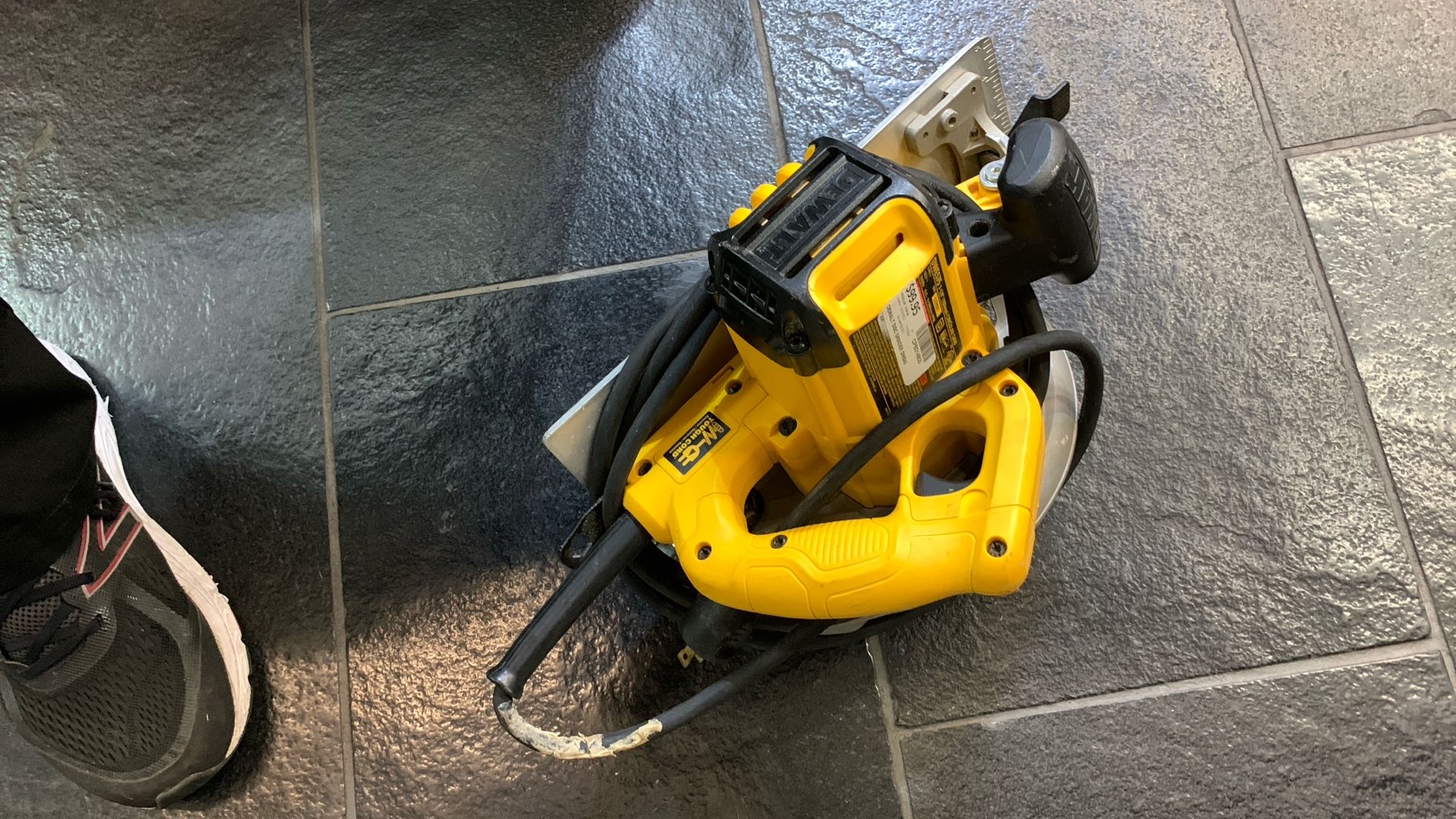 DeWalt DEE575. Circular Saw 15 Amp Corded