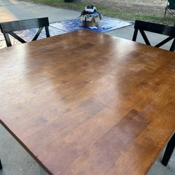 Table With It’s 4 Chairs 