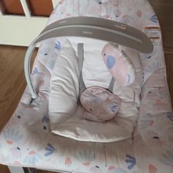 3-1 Grow With Me Vibrating Bouncer, Rocker Infant/toddler