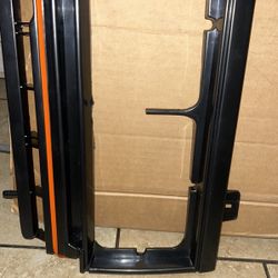 Parrilla Para Datsun 86 Tiene dos Pequeñas Partes Dañadas