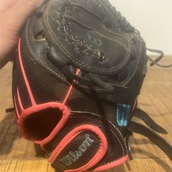 Wilson Girl Or Women’s Fast pitch Glove. Right Hand Throwers.