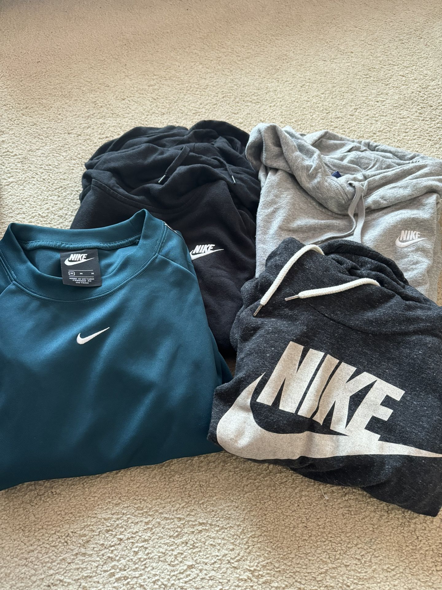 women's nike hoodie/sweatshirt size medium