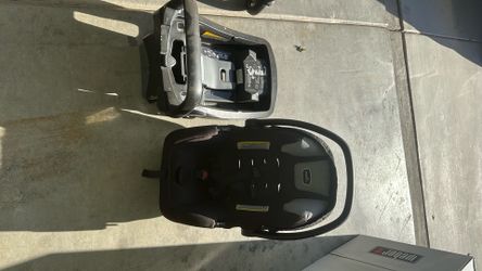 Evenflo Baby carrier with easy clip on base